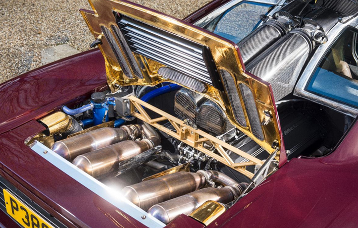 Jól látszik az aranyfólia, ami a brutálisan erős motor gerjesztette hőt hivatott visszaverni