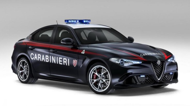 fotó egy Alfa Romeo QV rendőrautóról