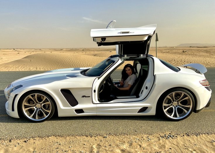 SLS AMG Fab Design Dubaj sivatagban