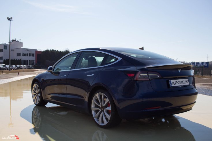 Tesla Model 3 teszt Alapjárat
