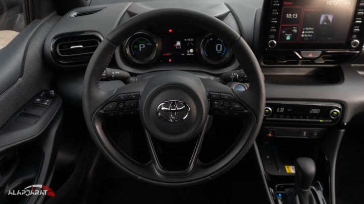 Toyota Yaris hybrid teszt alapjáraat