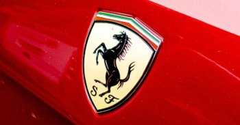Elképesztő árat fizetett egy rajongó a Ferrari festék és kárpit mintákért