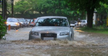 Audi áthajt mély vízen