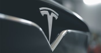 Elon Musk tánccal nyitotta meg a Tesla berlini gyárát - VIDEÓ